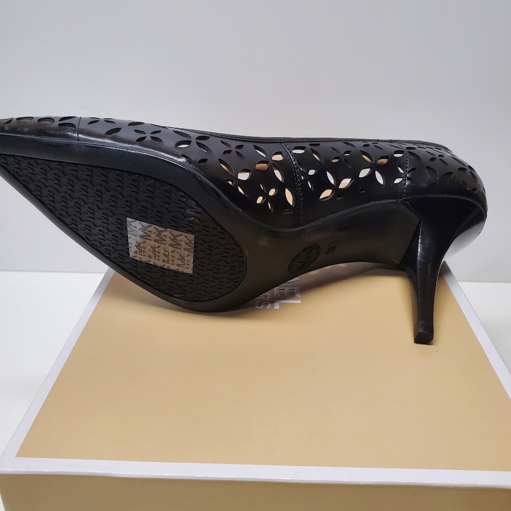 MK Flex Mid Pump cutout Leather heels ๐ - Picture 6 of 9